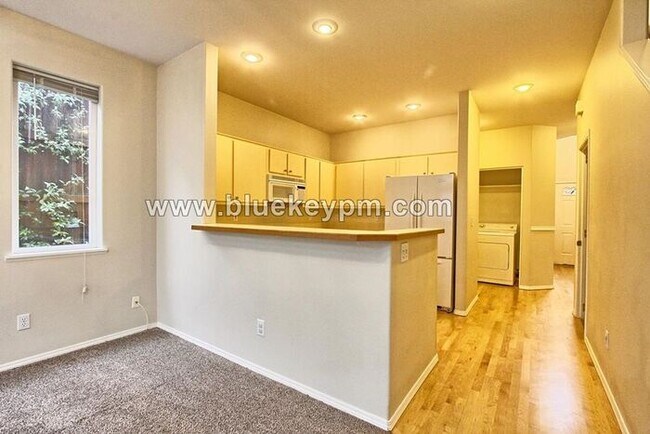 Photo - 2 Bed, 2.5 Bath Townhome Near Willamette Park
