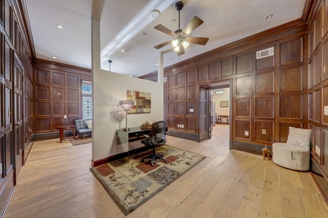 Photo - B on Lindell