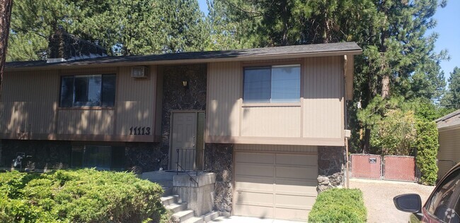 Building Photo - Nicely updated 3+ bedroom, 2 bath duplex Rental