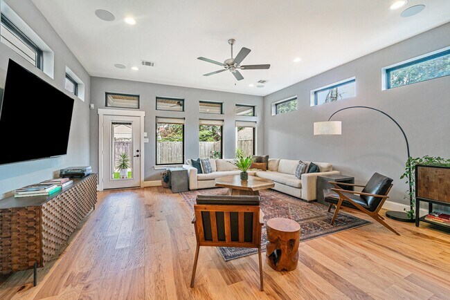 Photo - 719 E 28th St