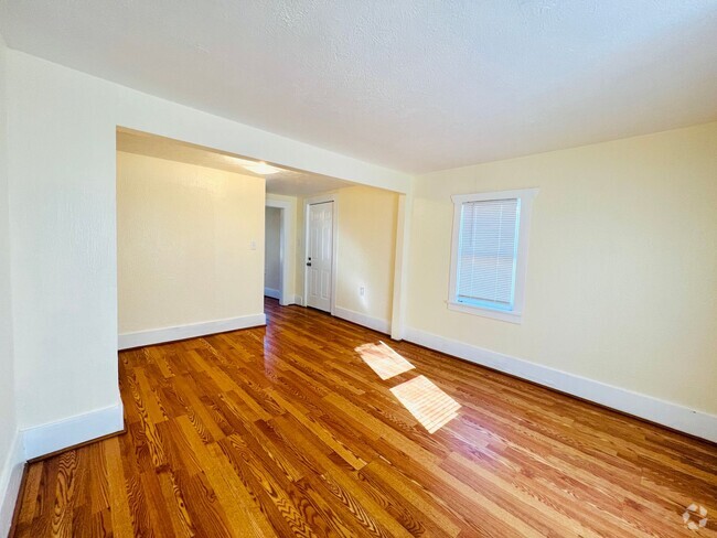 Building Photo - Four bed/1 Bath House Close to Down Town D...