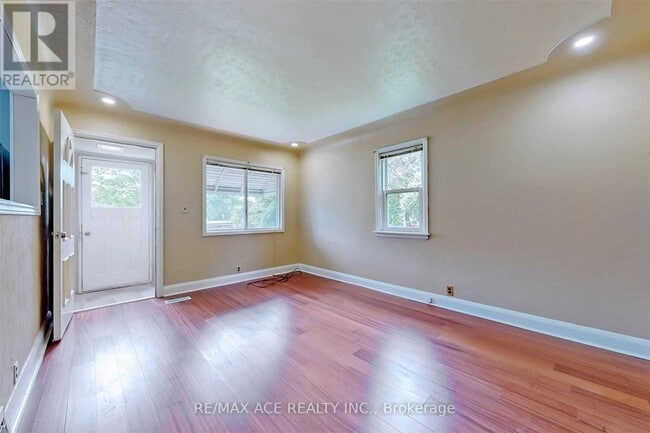 Photo - 112 Bridge St W