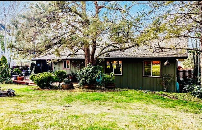 Photo - 3 Bdrm, 3 Bath home in Lynnewood with Gourmet Kitchen, 3 miles to Sky Lakes Medical Ctr and OIT