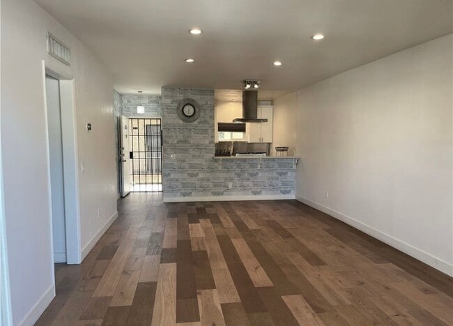 Photo - 6255 Woodman Ave Unit 203