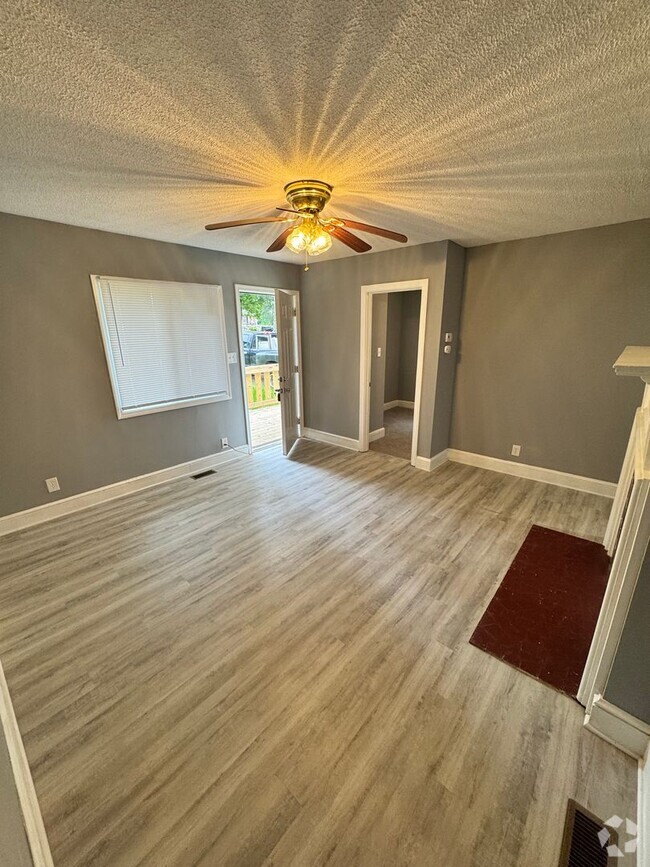 Building Photo - Cozy 4 bed 2 bath Rancher in Petersburg Rental