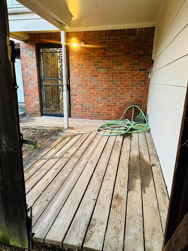 Fenced Private Front Entry - 3637 Haughton Ln Unit 1