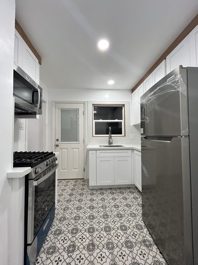 Spacious kitchen, completely renovated! - 1537 Freeman Ave Casa