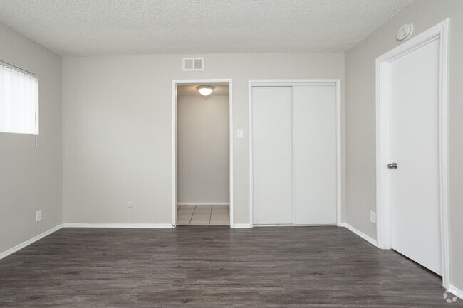 1BR, 1BA - 606SF - Bedroom