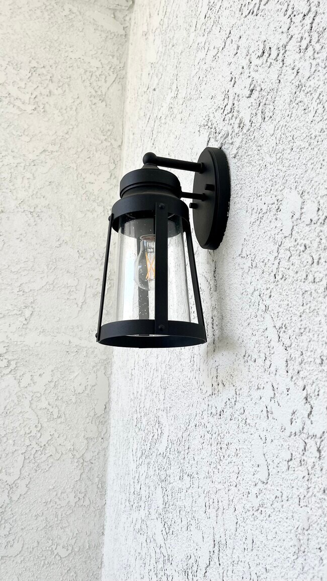 Photo - 7015 Whitsett Ave