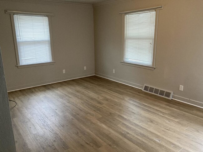 Photo - 2 Bedroom, 1 Bathroom Lower Unit in Downto...