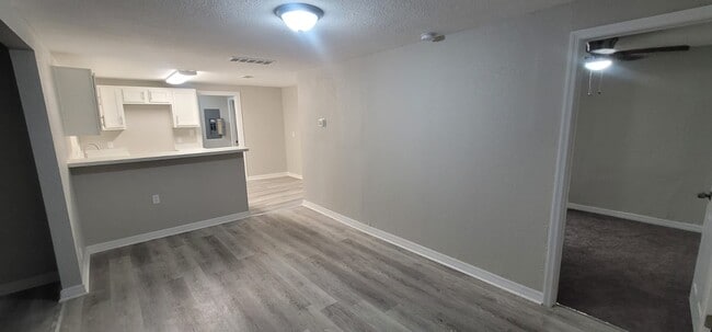 Photo - 1550 W 32nd St