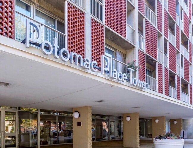 Building Photo - Updated 1+ 1 condo w/ Parking in SW DC -
