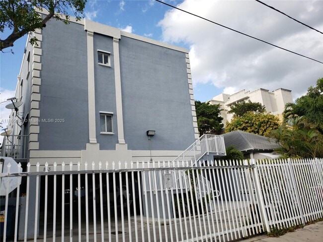 Building Photo - 853 SW 2nd St Unit 205 Rental