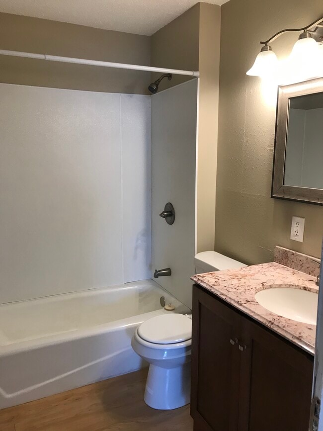 Photo - 615 E 5th St