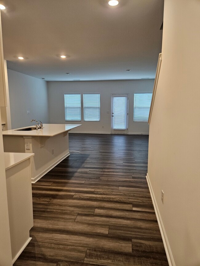 Photo - 868 Pilot St