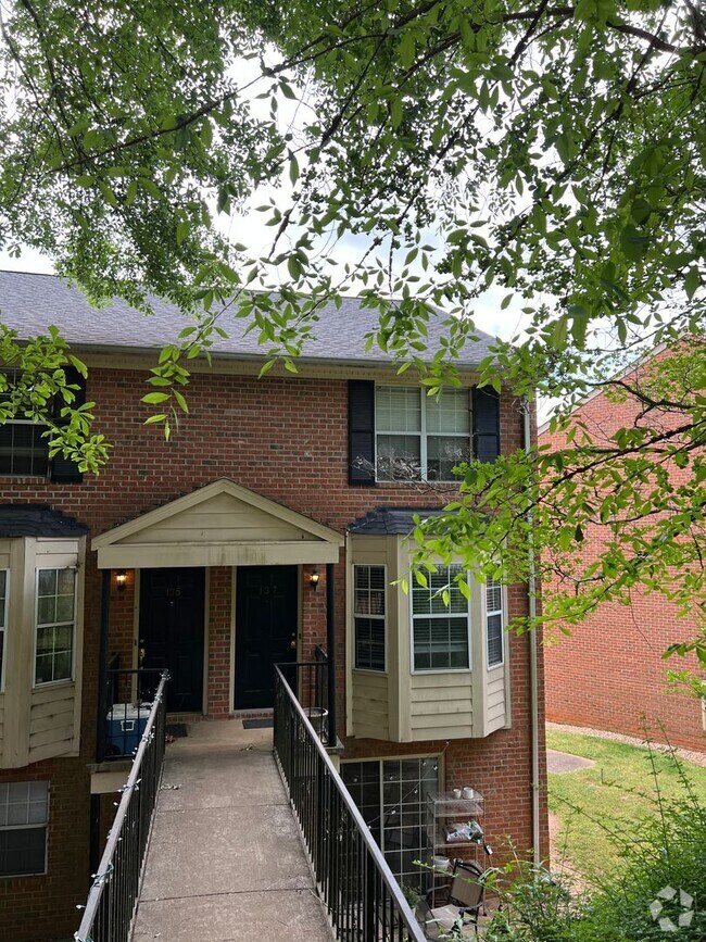 Building Photo - Sleepy Hollow Townhome - Convenient Locati...