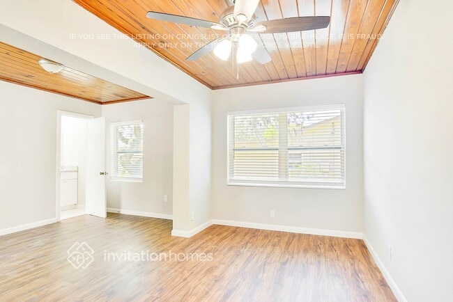 Photo - 1115 N Powers Dr