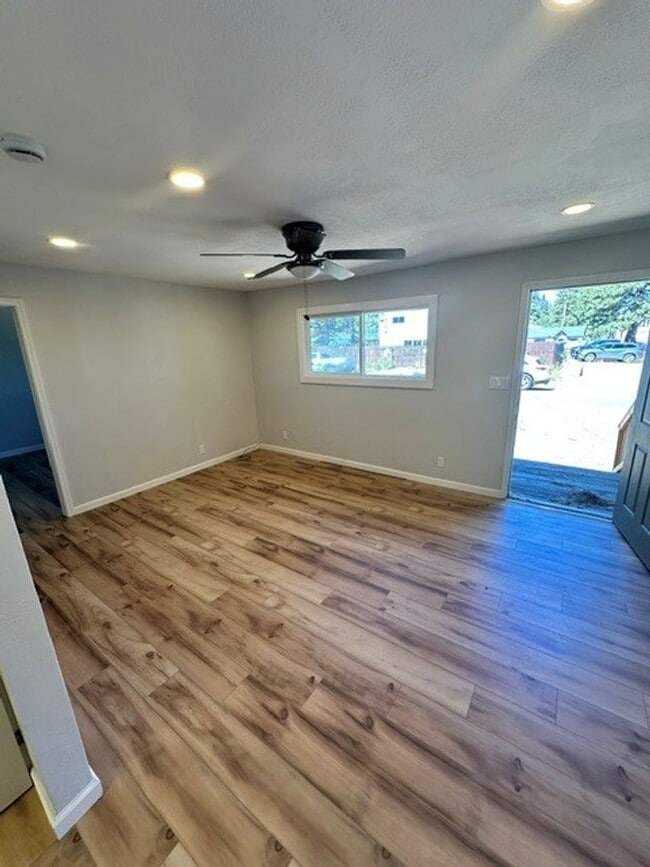Photo - 2732 Young St
