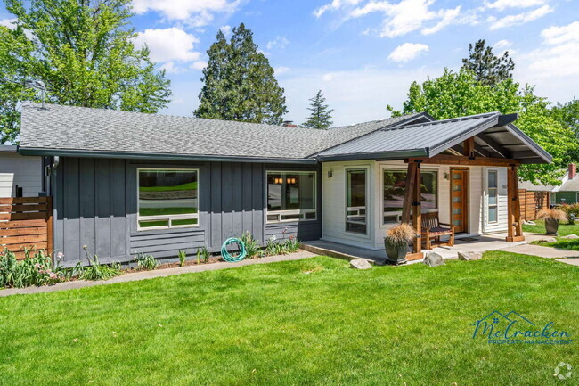 Building Photo - Modernized Spacious 3 Bedroom Home with Lu...