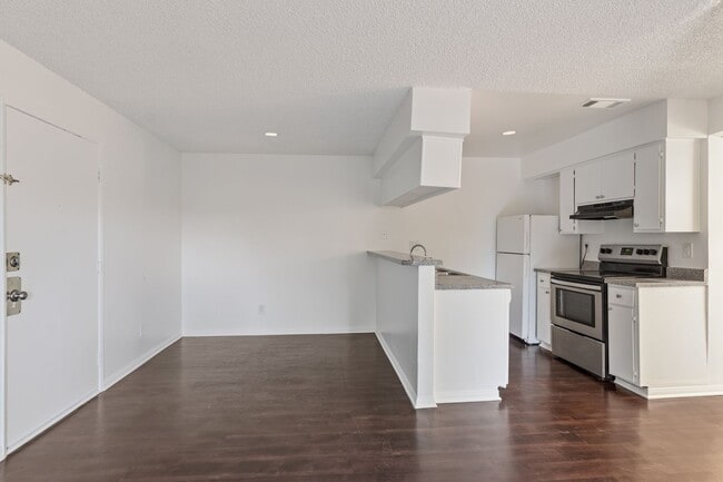 Photo - Updated 1BD/1BA Apartment in well maintained Complex in Sylmar. Unidad 113