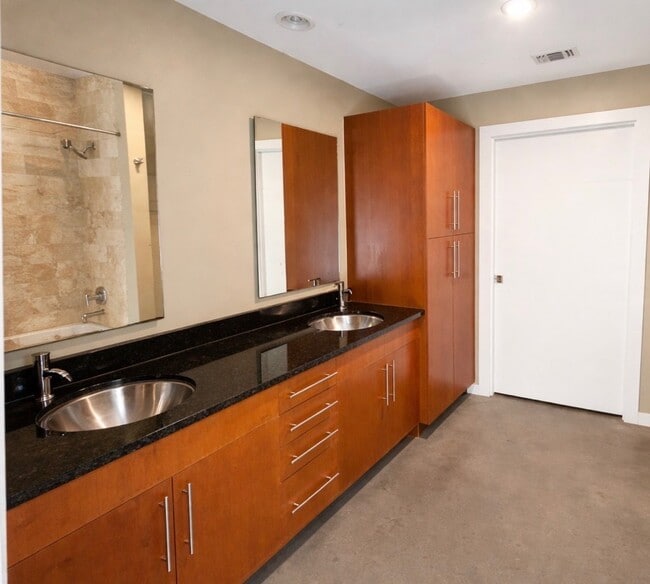 Photo - 2124 E 6th St Unit 311