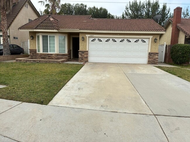 Building Photo - 3 Bedrooms with big backyard