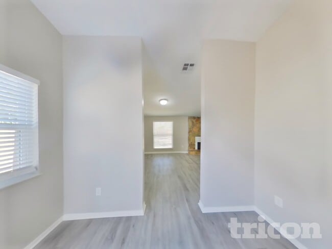 Photo - 3183 Bee St E