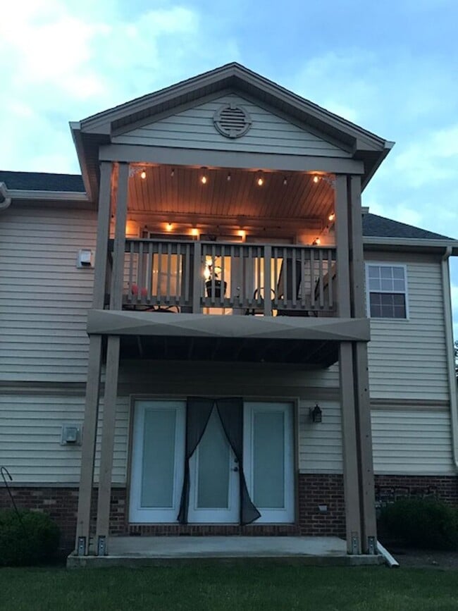 Building Photo - Relax by the lake! Rental