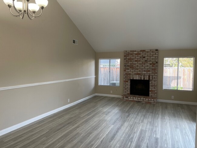 Living/Dining - 1111 Lord Nelson Ln