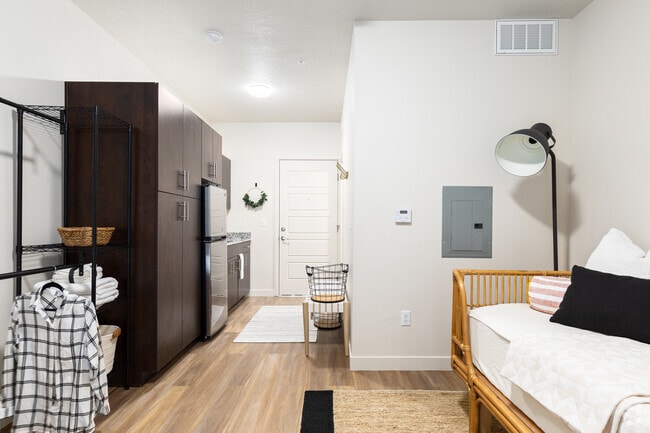 Studio, 1BA - 241SF