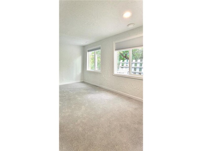 Photo - 2339 Hemlock Ln N