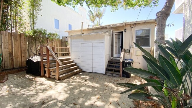 Building Photo - Charming 2BD/1BA Cottage in Hermosa Beach Unit 418 Rental