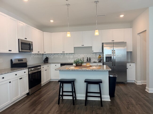 Photo - 540 Barrington Row Ave