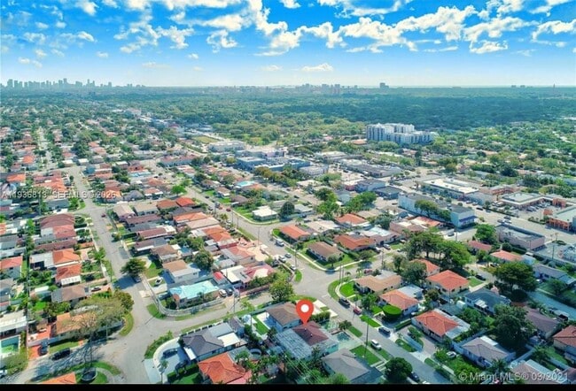 Building Photo - 5911 SW 6th St Unit 2