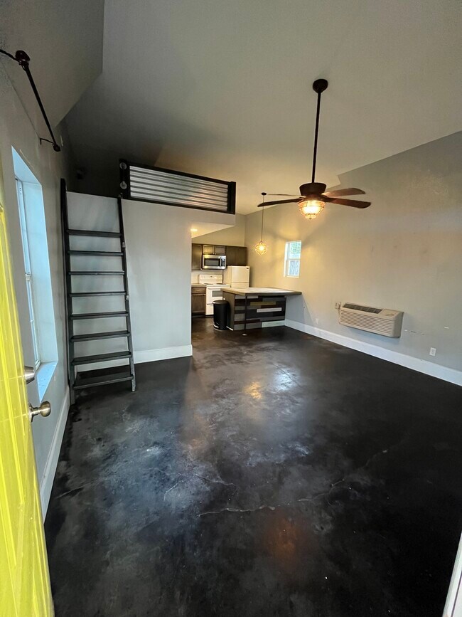 Photo - 429 Saint Thomas St Unit B