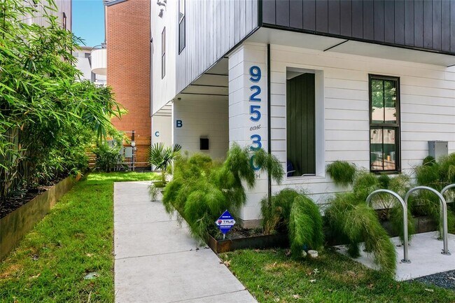 Photo - 925 E 30th St