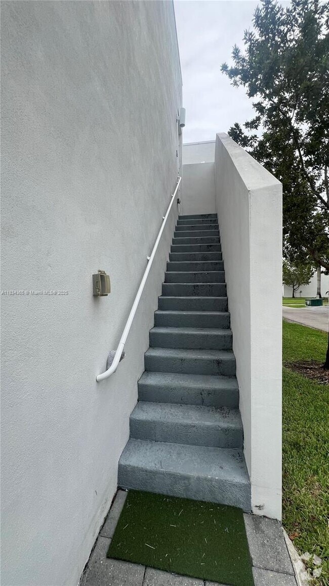 Building Photo - 6612 NW 103rd Pkwy Unit NEXT G Rental