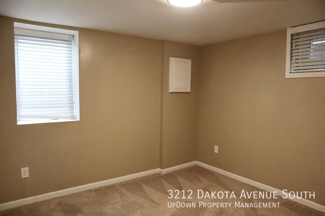 Building Photo - 3212 Dakota Ave S
