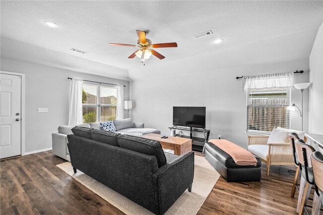 Photo - 927 E Swift Dr