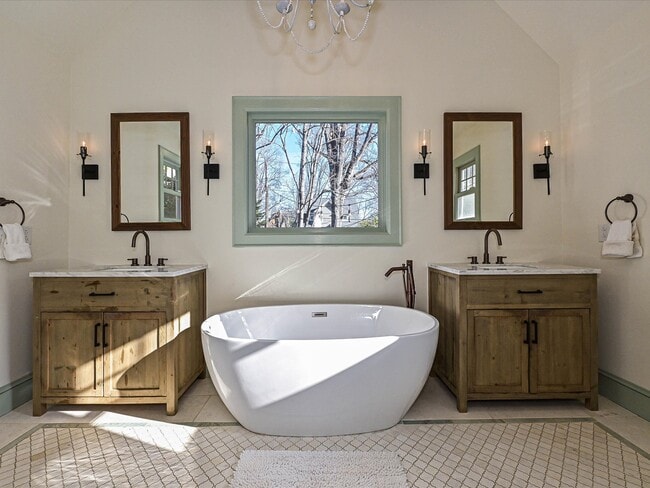 Photo - 2331 Chesterfield Ave