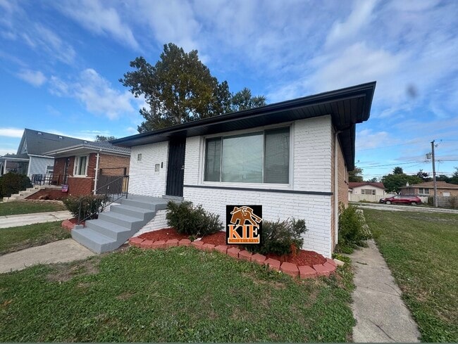 Building Photo - 14527 Irving Ave