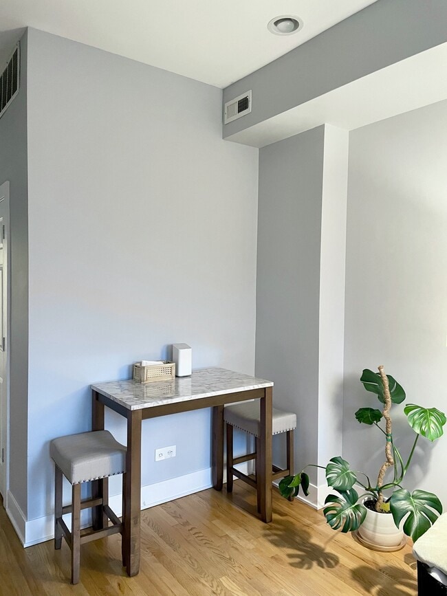 Photo - 2135 S Fairfield Ave Unidad 3