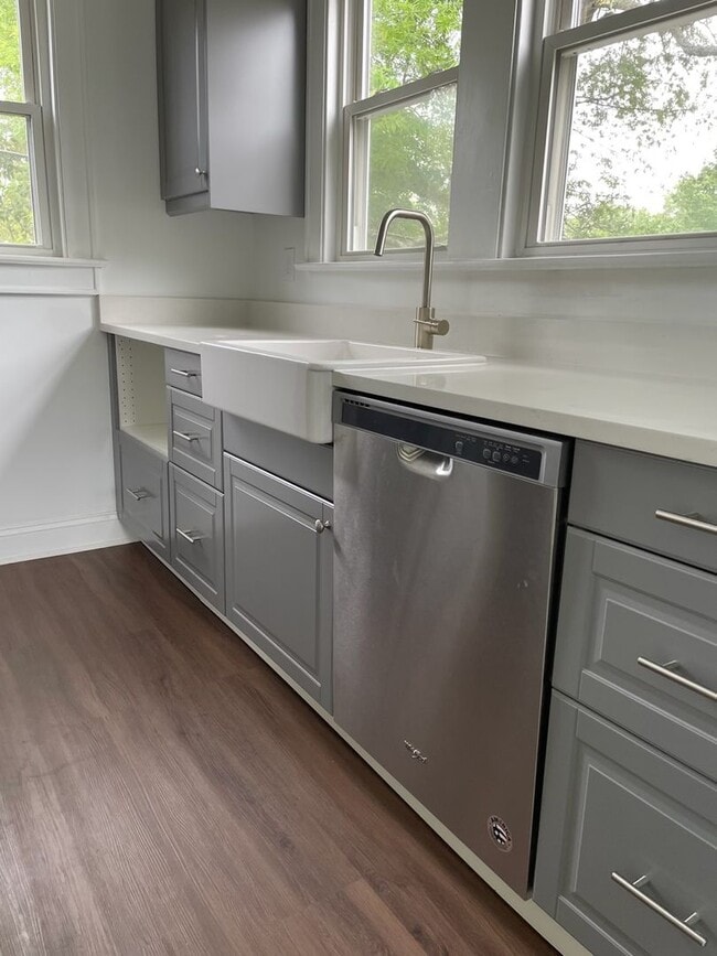 Photo - Earlewood Park - Convenient to Downtown and Interstates Unit 810 Florence