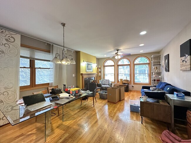 Building Photo - 934 W Leland Ave Unit G09C