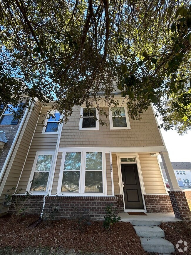 Building Photo - Spacious Townhome in Summerville