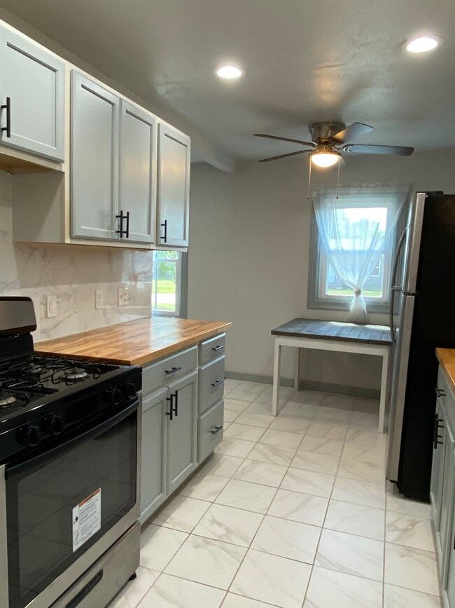 Photo - 315 W Lilac Ln