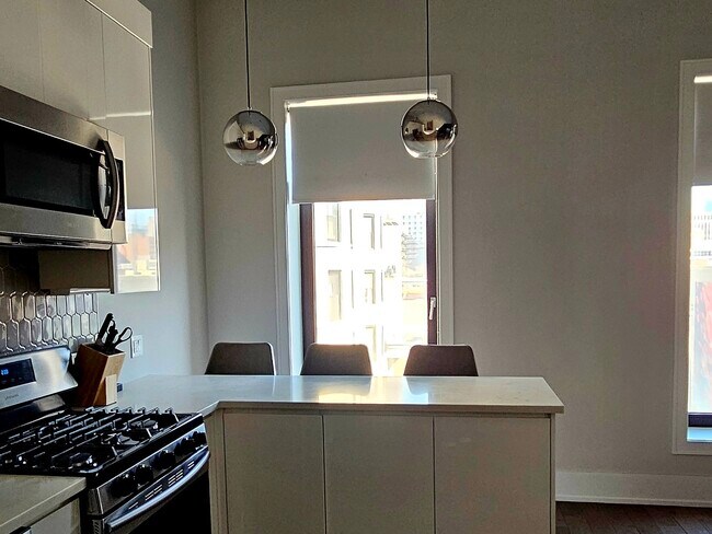 Photo - 318 S Halsted St