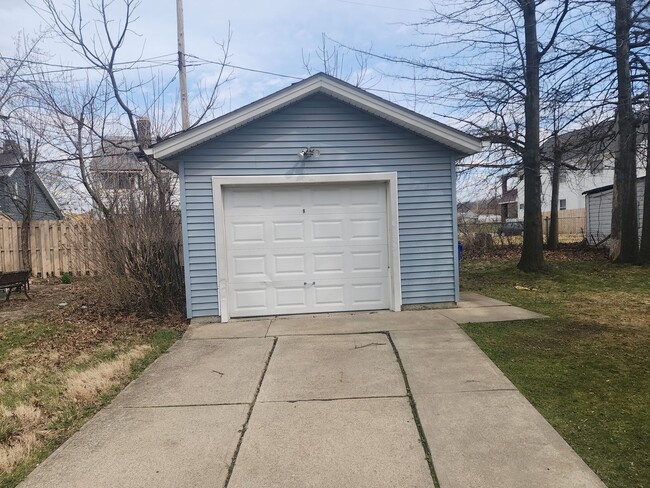 Photo - 3 Bed 1 Bath Bungalow