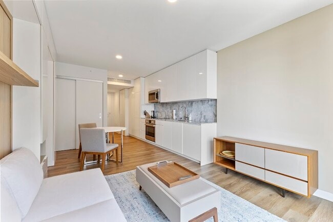 Photo - 987 Queen St