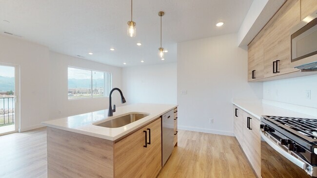 Building Photo - 1322 S Sawmill Blvd Rental
